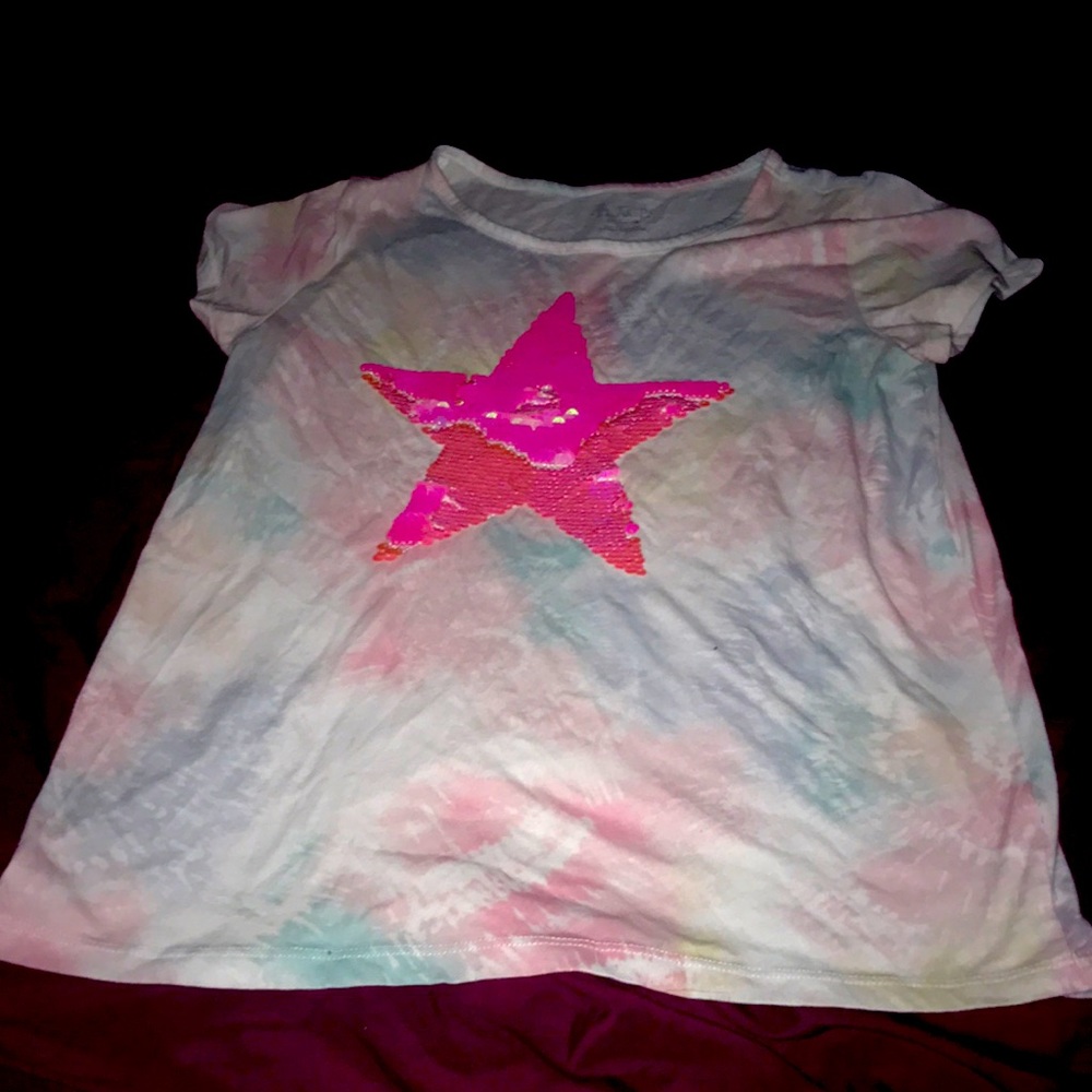 This is a silky shirt it’s shape like a star💕